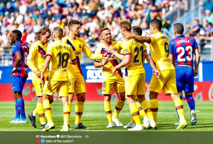 Para pemain Barcelona merayakan gol kedua tim yang dicetak oleh Lionel Messi pada menit ke-58 pada pertandingan melawan Eibar dalam lanjutan pertandingan pekan ke-9 Liga Spanyol 2019-2020, Sabtu (19/10/2019)