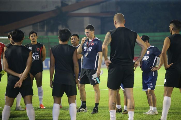 Pelatih PSM Makassar, Darije Kalezic (tengah), memimpin latihan tim Juku Eja di Stadion Mattoangin sebagai persiapan menghadapi Persija Jakarta pada Minggu (20/10/2019).