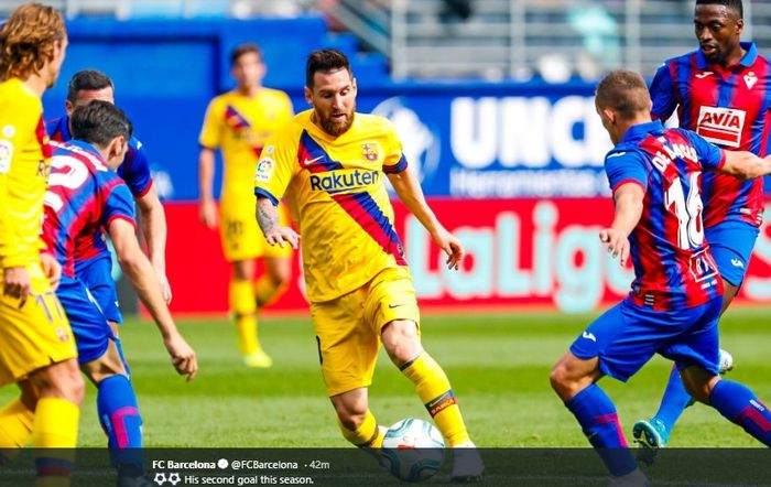 Lionel Messi mencoba melewati hadangan pemain Eibar dalam pertandingan pekan ke-9 Liga Spanyol, Sabtu (19/10/2019).