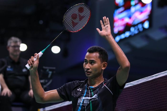 Pebulu tangkis tunggal putra Indonesia, Tommy Sugiarto, memberi salam setelah memastikan diri ke semifinal Denmark Open 2019 di Odense Sportspark, Jumat (18/10/2019).