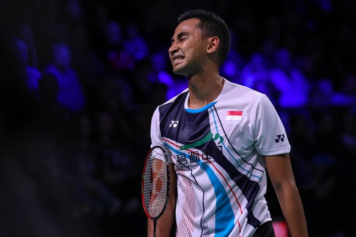 Ekspresi pebulu tangkis tunggal putra Indonesia, Tommy Sugiarto, saat gagal memetik poin dari sang lawan, Kento Momota, pada laga semifinal Denmark Open 2019 di Odense Sportspark, Odense, Denmark, Sabtu (19/10/2019).