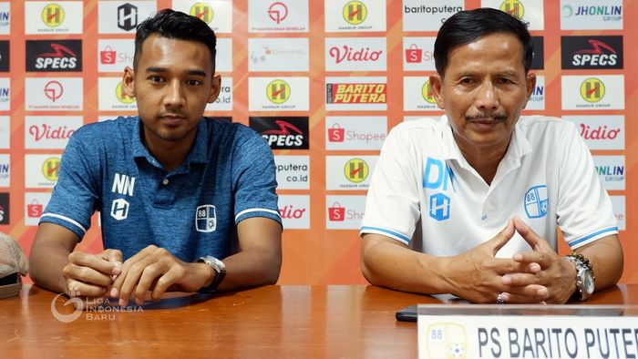 Pelatih Barito Putera, Djadjang Nurdjaman alias Djanur (kanan), memberikan keterangan saat konferensi pers sebelum lawan PSIS Semarang pada pekan ke-24 Liga 1 2019.