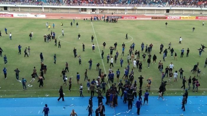 Kericuhan suporter mewarnai laga PSIM Yogyakarta vs Persis Solo di Stadion Mandala Krida dalam partai terakhir Grup Timur Liga 2 2019, Senin (21/10/2019).