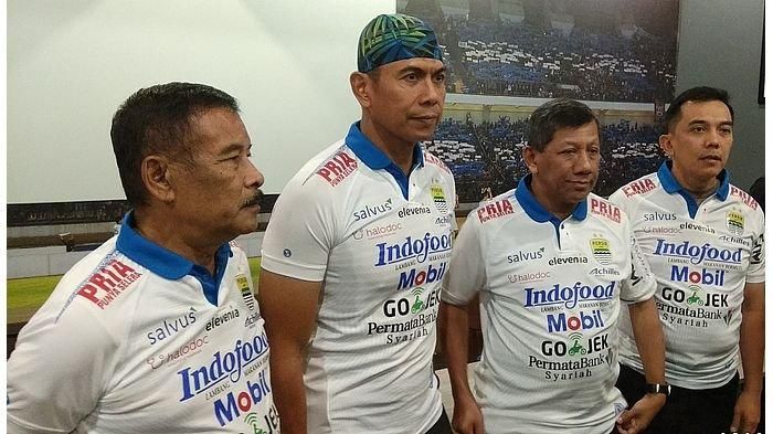 Kapolda Jabar Irjen Rudy Sufahriady dengan meng-gowes ( naik sepeda) dari Polsek Lembang mampir ke markas Persib Bandung di Jalan Sulanjana, dan bertemu bertemu jajaran manajemen Persib Bandung, H Umuh Muchtar, Kuswara S Taryono, dan Budi Bram Rahman, Selasa (21/10/2019). 