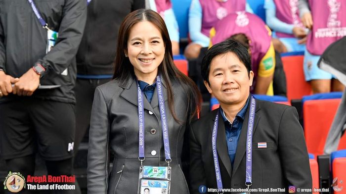 Manajer timnas wanita Thailand Nualpan Lamsam bersama pelatih timnas putri Thailand Nuengruethai Sathongwien saat Piala Dunia Wanita 2019.