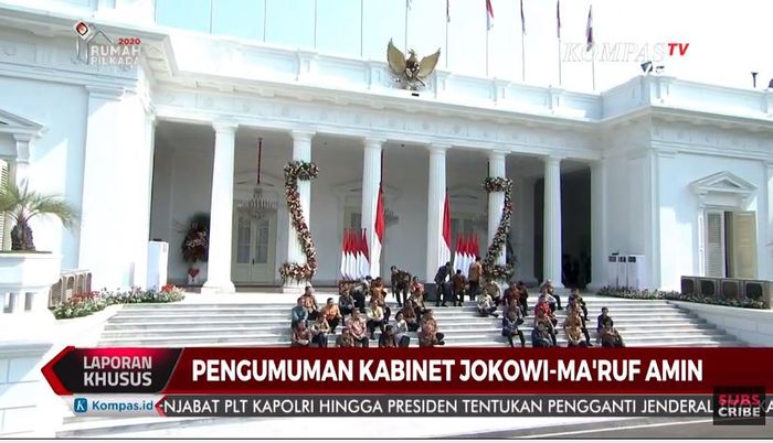 Jokowi dan Ma'ruf Amin mengumumkan jajaran menterinya sambil duduk di tangga Istana Merdeka. Kali ini, Jokowi dan Mar'ruf Amin beserta jajaran menteri kompak mengenakan baju batik.