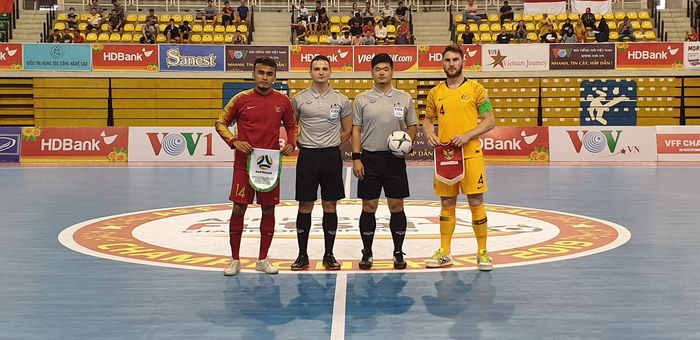 Kapten timnas futsal Indonesia, Randy Satria, saat foto bersama perangkat pertandingan dan pemain kapten Australia, Gregory Giovenali, di Piala AFF Futsal 2019.