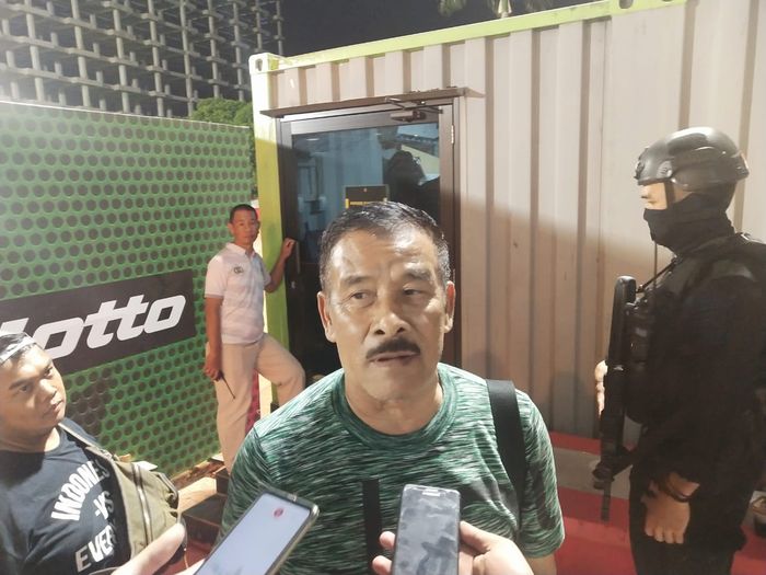 Manajer Persib Bandung, Umuh Muhtar, meminta PT Liga Indonesia Baru (LIB) terbuka mengenai situasi keuangan perusahaan. 