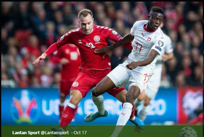 Gelandang incaran Manchester United, Denis Zakaria (kanan) sedang berebut bola dengan pemain Tottenham,  Christian Eriksen (kiri)