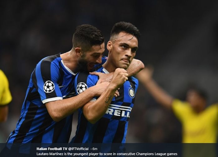 Penyerang Inter Milan, Lautaro Martinez, disambut oleh Roberto Gagliardini usai menjebol gawang Borussia Dortmud pada matchday ketiga Liga Champions di Stadion Giuseppe Meazza, Rabu (23/10/2019).