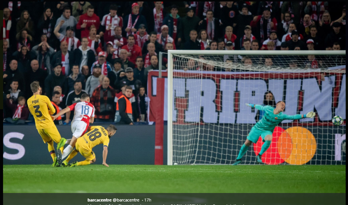 Kiper Barcelona, Marc-Andre Ter Stegen sedang berusaha menghentikan tendangan Boril pada pertandingan Liga Champions grup F Rabu (23/10/2019).