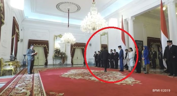 Nadiem Makarim lupa menyalami ibu negara, wakil presiden dan ibu wakil presiden.