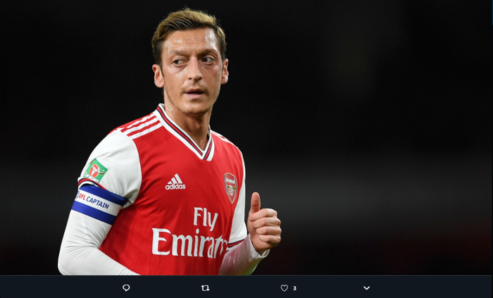 Mesut Oezil menggunakan ban kapten Arsenal pada pertandingan melawan Sheffield United, di ajang EFL Caraabao Cup,  25 September 2019.