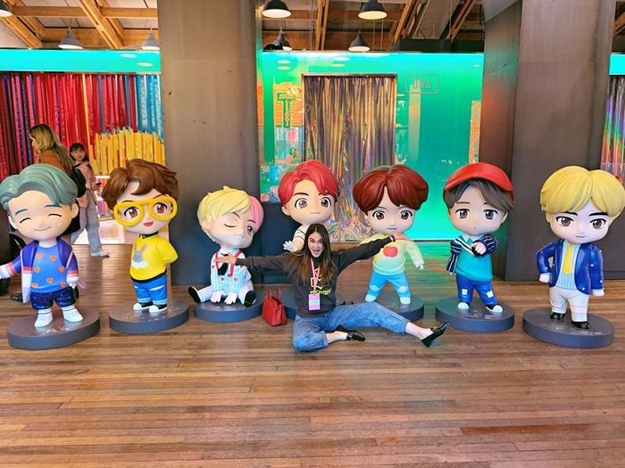 Rela Duduk Ngemper Demi Foto dengan Patung BTS, Luna Maya Justru Cuek Letakkan Tas Mewah Rp294 Juta di Lantai