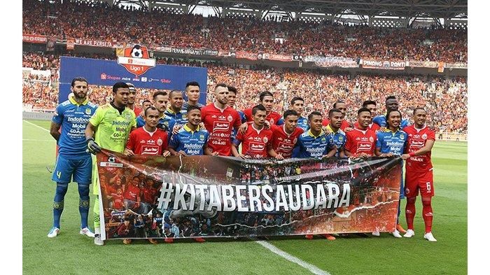 Pemain Persib Bandung dan Persija Jakarta berfoto bersama sebelum pertandingan lanjutan Liga 1 2019 di Stadion Gelora Utama Bung Karno, Jakarta, Rabu (10/7/2019). 