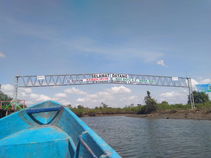 Untuk mencapai dusun Bondan, harus menempuh perjalanan selaam 1,5 jam menggunakan perahu kecil.