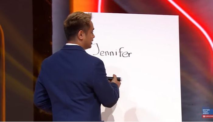 Ajun Perwira menuliskan nama sang istri sesuai arahan Mama Ella