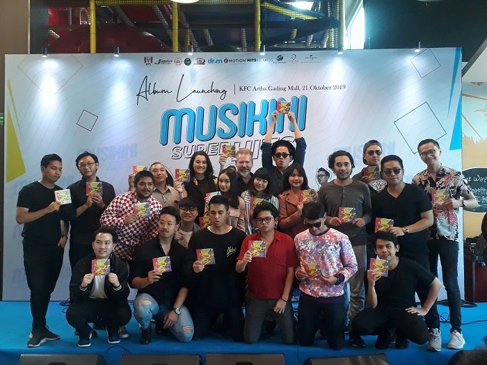 Sejumlah artis yang meluncurkan album kompilasi Musikini Superhits saat ditemui KFC Artha Gading, Jakarta Utara, beberapa waktu lalu.