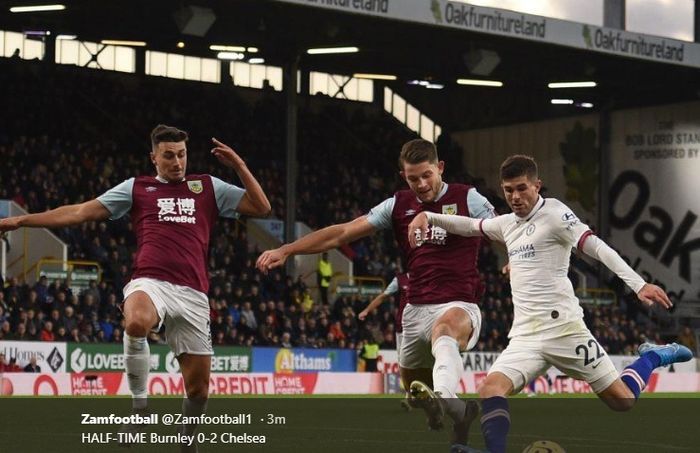 Winger Chelsea, Christian Pulisic, melepaskan sepakan kaki kiri ke gawang Burnley untuk membawa timnya unggul 1-0 di Stadion Turf Moor pada pertandingan pekan ke-10 Liga Inggris, Sabtu (26/10/2019).