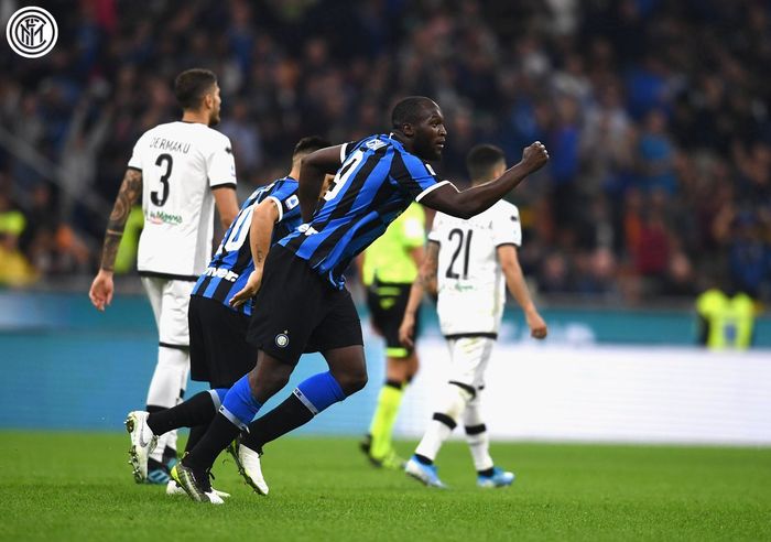 Striker Inter Milan, Romelu Lukaku, merayakan gol yang dicetak ke gawang Parma dalam laga Liga Italia di Stadion Giuseppe Meazza, Sabtu (26/10/2019).