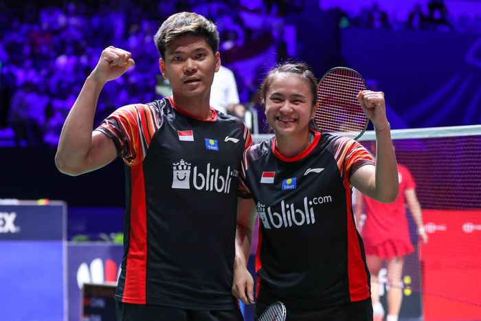 Pasangan ganda campuran Indonesia, Praveen Jordan/Melati Daeva Oktavianti, melakukan selebrasi seusai memenangi laga final French Open 2019 kontra Zheng Siwei/Huang Yaqiong (China) di Stade Pierre de Coubertin, Paris, Prancis, Minggu (27/10/2019).