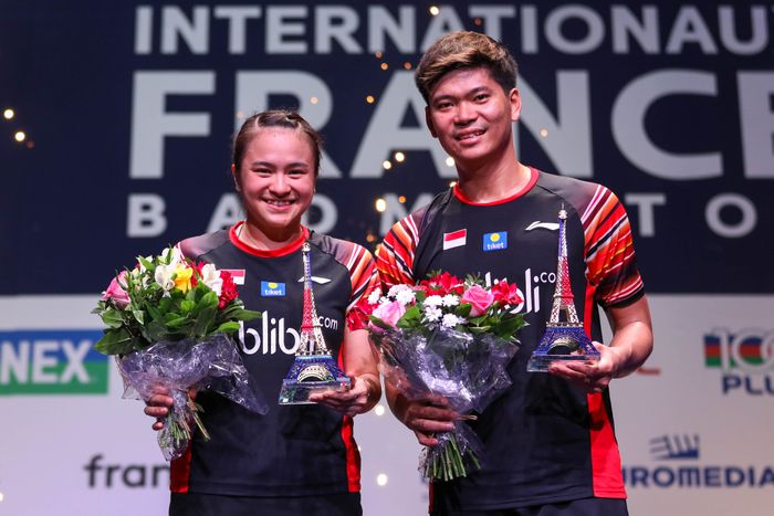 Pasangan ganda campuran Indonesia, Praveen Jordan/Melati Daeva Oktavianti, berpose di atas podium kampiun seusai memenangi laga final French Open 2019 kontra Zheng Siwei/Huang Yaqiong (China) di Stade Pierre de Coubertin, Paris, Prancis, Minggu (27/10/2019).