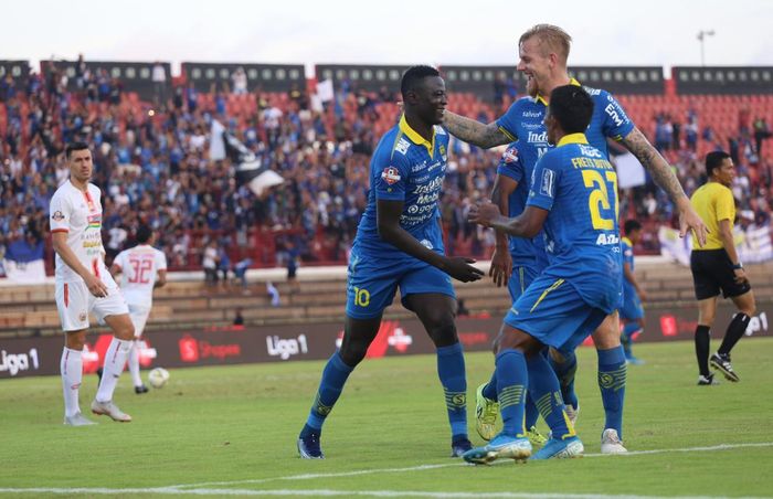 Para pemain Persib Bandung merayakan gol yang dicetak Ezechiel N'Douassel ke gawang Persija Jakarta dalam lanjutan Liga 1 2019 di Stadion Kapten I Wayan Dipta, Gianyar, Bali, Senin (28/10/2019).