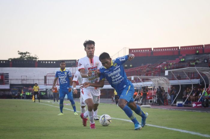 Gelandang Persib Bandung, Frets Butuan (kanan), dibayangi pemain sayap Persija Jakarta, Novri Setiawan (tengah), dalam lanjutan Liga 1 2019 di Stadion Kapten I Wayan Dipta, Senin (28/10/2019).