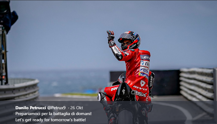 Pembalap Mission Winnow Ducati, Danilo Petrucci, melambaikan tangan sebelum melakoni rangkaian MotoGP Australia 2019 di Sirkuit Phillip Island.