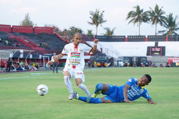 Aksi bek Persib Bandung, Ardi Idrus (kanan), saat berebut bola dengan winger Persija Jakarta, Riko Simanjuntak (kiri),  dalam lanjutan Liga 1 2019 di Stadion Kapten I Wayan Dipta, Gianyar, Bali, Senin (28/10/2019).