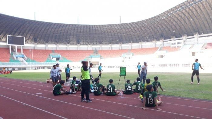 Pelatih Timnas U-19 Indonesia, Fakhri Husaini saat memberikan instruksi kepada pemainnya di latihan yang berlangsung di Stadion Pakansari, Bogor, Selasa (29/10/2019).