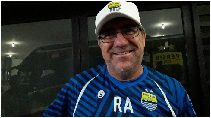 Pelatih Persib Bandung, Robert Alberts.