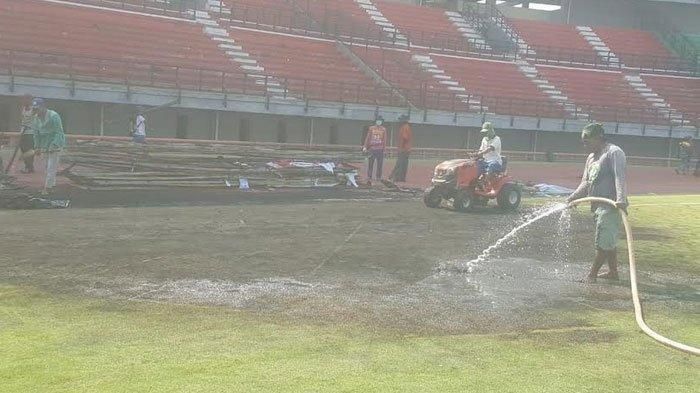 Pemerintah Kota (Pemkot) Surabaya langsung melakukan tindakan cepat terkait dengan Stadion Gelora Bung Tomo (GBT) yang mengalami kerusakan.