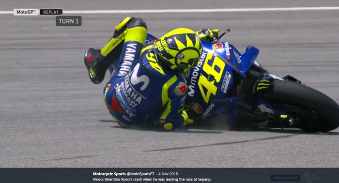 Pembalap Movistar Yamaha, Valentino Rossi, terjatuh ketika memimpin balapan MotoGP Malaysia di Sirkuit Sepang, 4 November 2019.