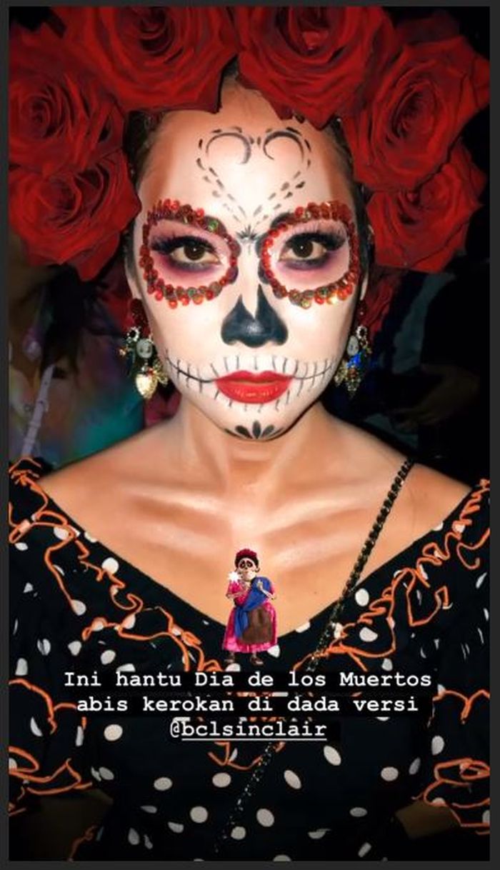 Bunga Citra Lestari alias BCL menjadi Frida Kahlo-Dia de Los Muertos di pesta Halloween yang ia adakan.
