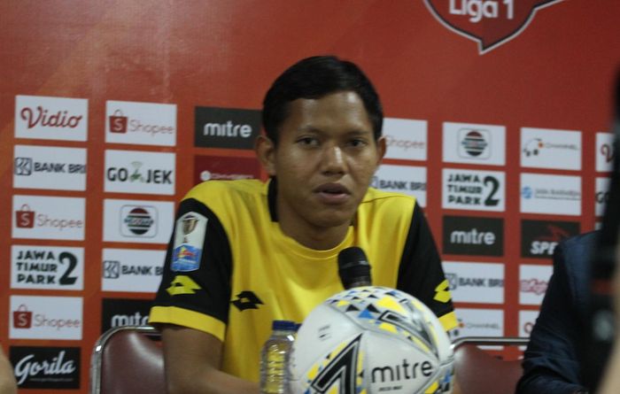 Pemain Bhayangkara FC, Adam Alis saat memberikan keterangan pers, Jumat (1/11/2019).