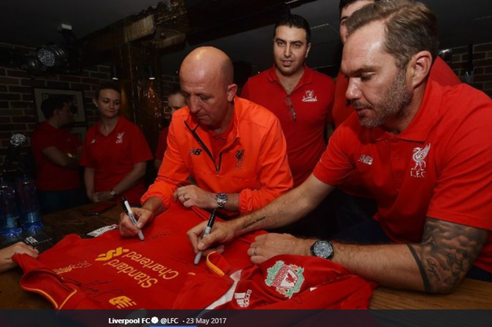 Jason McAteer (Kanan) saat sedang menandatangani jersey dalam acara jumpa fans jelang pertandingan persahabatan Liverpool di Sydney (23/5 2017)