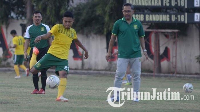 Pelatih Persebaya, Aji Santoso, saati melatih Bajul Ijo di Lapangan Polda Jatim, Kamis (31/10/2019).