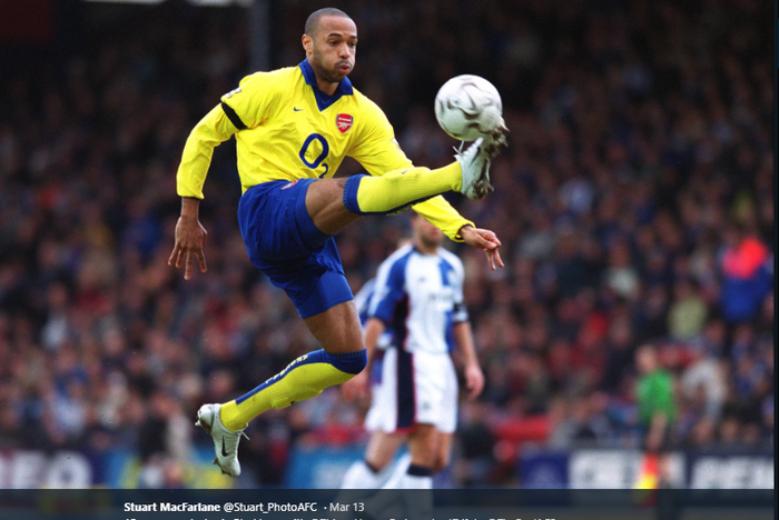 Thierry Henry saat masih berseragam Arsenal.