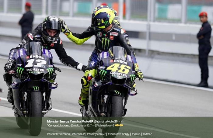 Momen Valentino Rossi (kanan) saat merayakan kemenangan Maverick Vinales (Kiri) pada MotoGP Malaysia 2019, Minggu (3/11/2019)