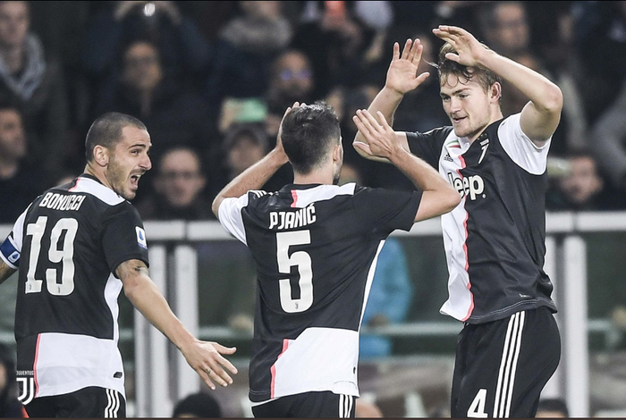 Matthijs De Ligt (Kanan) sedang merayakan golnya ke gawang Torino dalam laga bertajuk Derby della Mole, Minggu (3/11/2019) dini hari tadi.