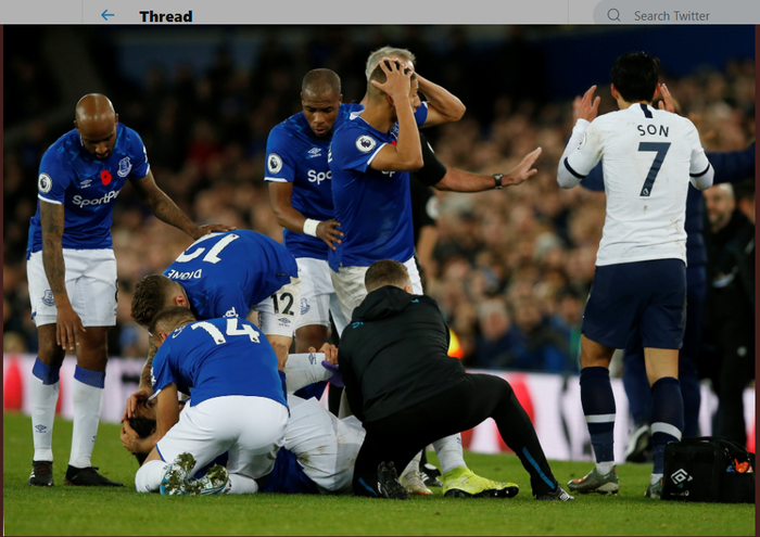 Gelandang Everton, Andre Gomes, mengalami cedera dalam laga melawan Tottenham Hotspur, Minggu (3/11/2019) di Goodison Park.