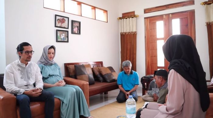 Kimberly Ryder dan suaminya, Edward Akbar menggelar acara syukuran atas kehamilan Kim secara sederhana.