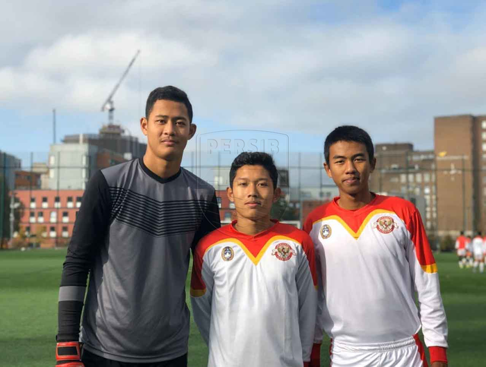 Kakang Rudianto (kanan) berpose bersama Erlangga Setyo (kiri) dan Ferdiansyah (tengah) saat mengikuti program Garuda Select di Inggris.