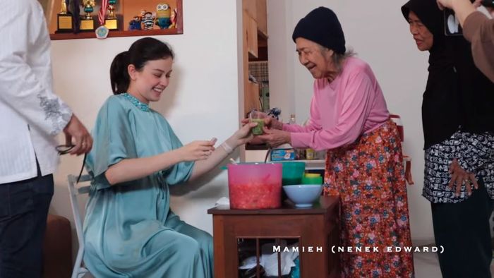 Kimberly Ryder juga melakukan tradisi berjualan cendol alias dodol dawet. Salah satu pelanggannya adalah nenek dari Edward yang biasa disebut mamieh.