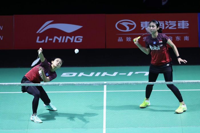 Pasangan ganda putri nasional Indonesia, Della Destiara Haris/Rizki Amelia Pradipta, saat menjalani laga melawan Misaki Matsutomo/Ayaka Takahashi (Jepang) pada babak kesatu Fuzhou China Open 2019.