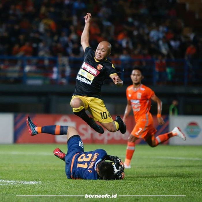 Pemain Perseru Badak Lampung, Marquinhos, beradu dengan kiper Borneo FC, Gianluca Pandeynuwu, dalam laga di Stadion Segiri, Samarinda, Selasa (5/11/2019).