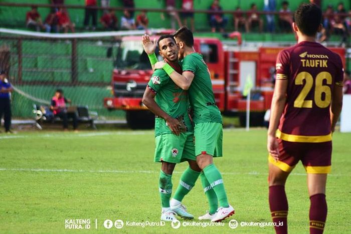 Gelandang Kalteng Putra, Pandi Lestaluhu, saat merayakan gol yang dicetaknya ke gawang PSM Makassar pada pekan ke-27 Liga 1 2019.