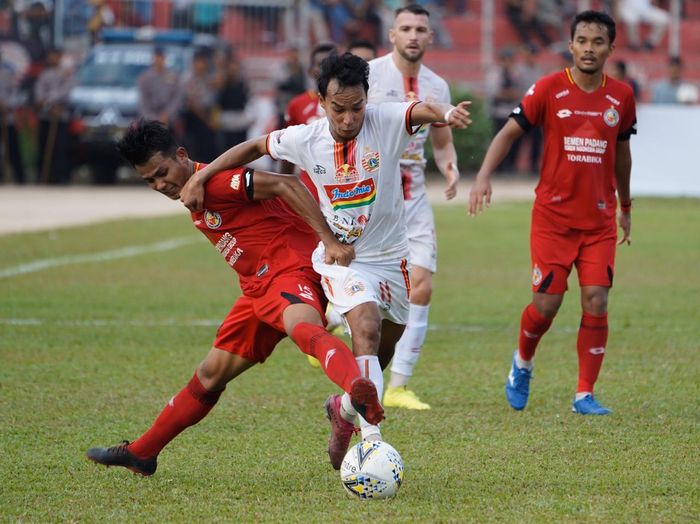 Aksi Novri Setiawan saat membela Persija Jakarta pada laga kontra tuan rumah  Semen Padang, pekan ke-27 Liga 1 2019, di Stadion Haji Agus Salim, Padang, Kamis (7/11/2019).