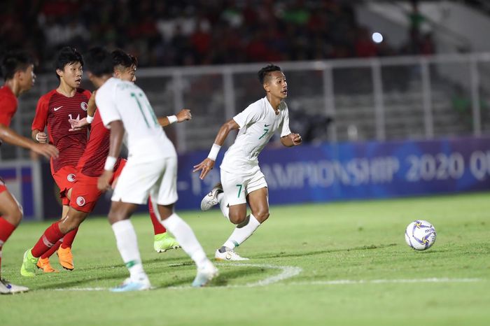 Aksi gelandang Persib Bandung, Beckham Putra Nugraha, saat membela timnas U-19 Indonesia melawan Hong Kong pada laga kedua Kualifikasi Piala Asia U-19 2020 di Stadion Madya, Kompleks Gelora Bung Karno, Senayan, Jakarta Pusat, Jumat (8/11/2019).